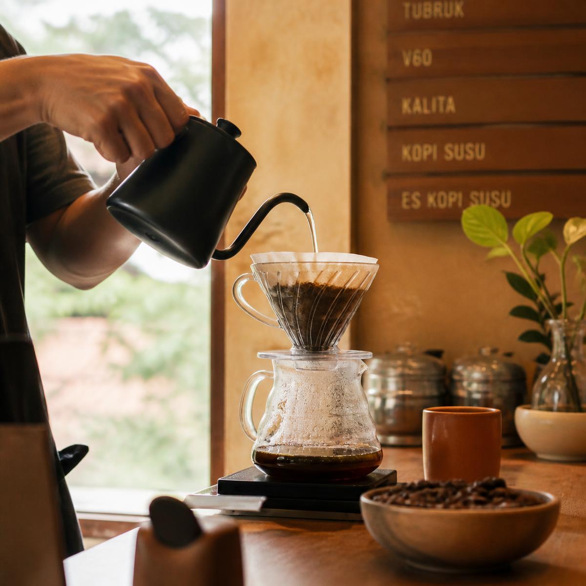 Barista menyeduh kopi V60 di Kopi Nusantara